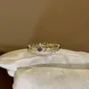 Anel Popular em Formato de Favo de Mel com Detalhes em V-Gold de Alto Padrão, Artesanato CNC, Conjunto com Diamante Moissanite, Anéis de Casal de Luxo Leve, Fábrica Atacadista