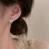 Brincos Elegantes de Camélia com Clipe para Espiral de Mosquitos para Mulheres Sem Furos, Brincos de Flor de Pérola de Luxo Leve Estilo Francês de Alta Qualidade
