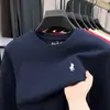 Sudadera con Cuello Redondo Otoño 2026 Moda Masculina Bordado Exquisito de Alta Gama Versátil de Color Sólido Camiseta de Manga Larga para Hombre Hombre