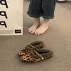 Pantuflas Peludas de Tacón Grueso para Mujer, Estilo Francés Suave para la Noche, Zapatillas Cerradas a Media Pierna, Nuevas Pantuflas de Algodón con Estampado de Leopardo para Otoño e Invierno 2026
