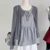 Conjunto de Duas Peças: Camisola Listrada de Treze Linhas com Gola Redonda de Comprimento Médio Sobreposto com um Cardigã Curto de Tricô de Manga Longa
