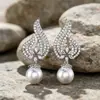 Pendientes Largos Huecos de Perlas de Imitación Exquisitos Estilo de Lujo Ligero Elegante Europeo y Americano Yanbai Transfronterizo Accesorios para Bodas y Noches