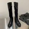 Otoño e invierno 2023 Nuevas botas de jinete versátiles adelgazantes de punta redonda con tacón grueso de tacón alto para mujer, botas largas geniales y guapas con remaches, botas de moda