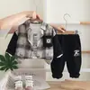 Conjunto Elegante de Tres Piezas con Camisa de Cuadros para Niño Pequeño Otoño 2025 Nuevo Conjunto de Tres Piezas Fábrica de Origen Venta al por Mayor