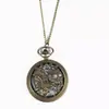 Venta al por mayor del fabricante Tapa abatible hueca retro Reloj de bolsillo Creativo Reloj para hombre y mujer Estudiante Reloj de cuarzo Reloj para colgar para ancianos Esfera grande
