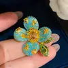 Jasmim Azul Esplendor Fluido! Broche Flor de Zircônia Banhado a Ouro 18K Real Estilo Pintura a Óleo Retrô Acessório de Roupa Acessório de Design de Moda