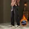 Venta al por mayor transfronteriza de jeans para hombre, pantalones casuales de pierna recta holgada estilo americano de pierna ancha con forro polar y cintura elástica para invierno