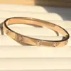 Pulseira de 4 Diamantes e 6 Tachas com Tachas, Estilo Europeu e Americano Aço Titânio Clássica Luxuosa Moda Versão de Ponta Pulseira com Design Estrelado