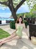 Traje de baño de una pieza estilo nuevo, color verde fresco, con cuello halter para mujer, diseño floral 3D, corte ajustado, estilo de verano sexy y puro