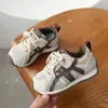 Zapatos Infantiles Forrest Gump 2026 Nuevos de Malla Primavera y Otoño con Velcro Versátiles Casuales para Niños Tenis Modernos para Niñas