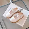 Zapatos de cuero elegantes para niñas 2026 nuevos zapatos de princesa de perlas de verano para niños zapatos de rendimiento británicos de perlas de moda