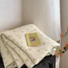 Colcha de punto estilo INS con diseño de nube de dibujos animados para primavera y otoño, colcha de invierno suave y cálida con borde enrollado, lavable a máquina, adecuada para uso en dormitorio