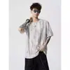 Camiseta casual versátil de verano nueva, de moda, de manga corta, a rayas bicolor, diseño holgado para hombre