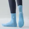 Calcetines deportivos de yoga profesionales para mujer, calcetines antideslizantes hasta la pantorrilla con rayas de encaje para fitness en interiores, correr y Pilates