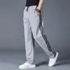 Pantalones deportivos para hombre de cintura elástica para primavera y otoño para el trabajo holgados diarios largos rectos tres rayas pantalones casuales hombre