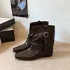 Botas de bico quadrado emagrecedoras de cano médio para mulheres, botas franzidas com salto grosso, novo estilo outono e inverno 2026, botas de couro de salto baixo da moda