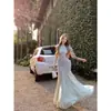 Novo vestido de tricô verde de um ombro estilo francês para mulheres em 2026, perfeito para férias na praia, com cintura marcada e design longo elegante