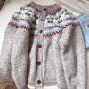 Cardigan Tricotado de Gola Redonda Estilo Simples Coreano para Mulheres Outono e Inverno 2025 Novo Estilo Coreano Fashionável Versátil Slim Jaqueta Suéter