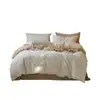 Lujoso juego de ropa de cama de cuatro piezas de terciopelo de leche con patrón intrincado, que incluye una funda de edredón forrada de forro polar y una sábana de cama engrosada de invierno, con diseño de forro polar de coral de doble cara