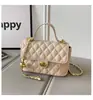 2026 Nova Moda Versátil Estilo de Luxo Ombro Cruzado Couro Genuíno Acolchoado Estilo Chanel Bolsa de Mão com Corrente Bolsa Caixa
