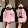Camiseta de Manga Larga con Cuello Redondo y Parches para Niños Medianos y Grandes, Moda Elegante para Niñas, Camisa Base Estampada para Usar por Debajo, Nueva Colección Otoño/Invierno 2026