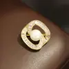 Diseño de Lujo Ligero Broche de Concha de Cuentas de Circonita de Nicho para Mujer 2025 Nuevo Pin de Accesorios de Ropa Solapa de Traje Corsage