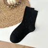 Calcetines blancos para mujer, hechos con algodón de Xinjiang, nuevo estilo otoño/invierno, con borde de volantes y estampado de lunares, longitud a media pantorrilla, estilo coreano, versátiles, modernos y adelgazantes.