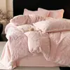 Juego de ropa de cama de cuatro piezas de terciopelo de leche con estampado floral de conejo y ribete de pompón, funda de edredón y sábana de forro polar coral, juego de tres piezas para dormitorio