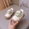 Sapatos Antiderrapantes de Aprendizagem para Crianças Pequenas 2026 Outono Sola Macia Respirável Sapatos de Couro para Meninas Sapatos de Bebê Sapatos Esportivos Casuais