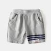 Pantalones cortos deportivos de verano para niños 2023 nuevos pantalones quintos con cinta de rayas para niños pantalones medios para bebés moda de una pieza