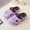 Chinelos Infantis 2026 Novo Modelo de Verão Clogs Fechados de Princesa para Crianças Uso Duplo Sola Macia Calçados Aquáticos para Banho de Meninas