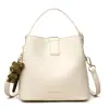 Bolsa pequena popular deste ano feminina 2025 nova primavera e verão bolsa de ombro transversal versátil bolsa balde portátil com textura coreana