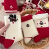Meias de Lã Australiana Vermelhas para Mulheres, Engrossadas para Outono e Inverno, Meias Listradas Estilo Coreano para Ano Novo, Meias de Chão Vermelhas Vibrantes com Desenhos para Dormir