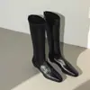 Botas femininas de moda coreana simples, elásticas e justas, 4cm, novas para outono e inverno 2026, bico quadrado, sola reta, com aumento de altura, para montaria