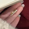 Nuevo Anillo de Zirconia Ultra Brillante, Delicado y Elegante para Mujer con un Diseño de Nicho, Estilo Lujo Ligero, Anillo Versátil de Índice Abierto