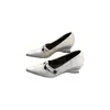 Versión de cuero suave~Zapatos de tacón de cuña retro de cuero suave con punta de camelia, poco profundos, de una sola pieza para mujer, versátiles para ir al trabajo, zapatos Mary Jane de tacón alto