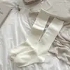Calcetines de Invierno Otoño 2026 Estilo Universitario Nuevo, Hasta la Rodilla, Algodón Color Sólido Sin Costuras Versátiles Adelgazantes Arrugados para Mujer al por Mayor