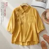 Camisa de Algodão e Linho com Lapela Feminina Renda Broche 3D Temperamento Moda Blusa Sete Mangas Novo Top Artístico de Verão