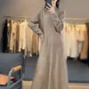 Vestido de punto de lana otoño e invierno cuello semi-alto hebilla de mariposa punto color liso generoso jersey manga larga falda de punto de lana