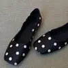 Novos Sapatos Flats de Cetim para Primavera e Outono 2026, Simples, Quadrados na Ponta, com Bolinhas, Slip-On, Modelo Ballet, com Abertura Rasa para Uso ao Ar Livre
