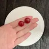 Brincos de Pérola Redondos Planos para Mulheres, Brincos Vermelhos de Alto Padrão e Elegantes, Brincos Vermelhos Statement Que Realçam a Pele, Atacado