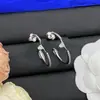 Pendientes de Botón con Letras de Diseñador de Alta Gama Réplica Europeos y Americanos Transfronterizos 2025 para Mujer, Pendientes de Trébol de Cuatro Hojas en Forma de Diamante al por Mayor