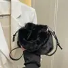 Bolsa tote tipo balde fofa transfronteiriça para mulheres, nova coleção outono/inverno 2026, bolsa crossbody peluda fofa, bolsa de pelúcia versátil