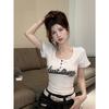 Camiseta de manga corta para chicas calientes, estilo nicho americano puro de verano para mujer, nuevo diseño de top corto, cuello bajo retro, hombros descubiertos.