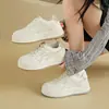 Zapatillas blancas casuales de suela gruesa para mujer, colección otoño 2026, parte superior de piel, versátiles, que aumentan la altura, deportivas y visualmente estilizan, zapatos de plataforma