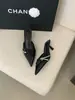 Primeiro Encontro: Sandálias de Salto Agulha Mule Bico Fino com Strass Estilo Luxuoso 2026 Cetim Primavera/Verão Elegante Versátil Bico Fechado