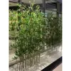 Instalações comerciais de bambu artificial, de 1,2m a 4,5m em vários tamanhos, adequadas para uso interno e externo em shoppings e showrooms.