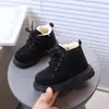 Botines cortos de estilo británico para niños con forro polar, nuevos zapatos de algodón invierno 2026, botas Martin cálidas para niños pequeños, superficie de cuero, impermeables