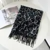 Bufanda de cachemira sintética de estilo europeo y americano, retro de alta gama, con estampado de leopardo, un accesorio cálido y versátil para mujer, un chal cómodo