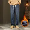Venta al por mayor transfronteriza de jeans para hombre, pantalones casuales de pierna recta holgada estilo americano de pierna ancha con forro polar y cintura elástica para invierno